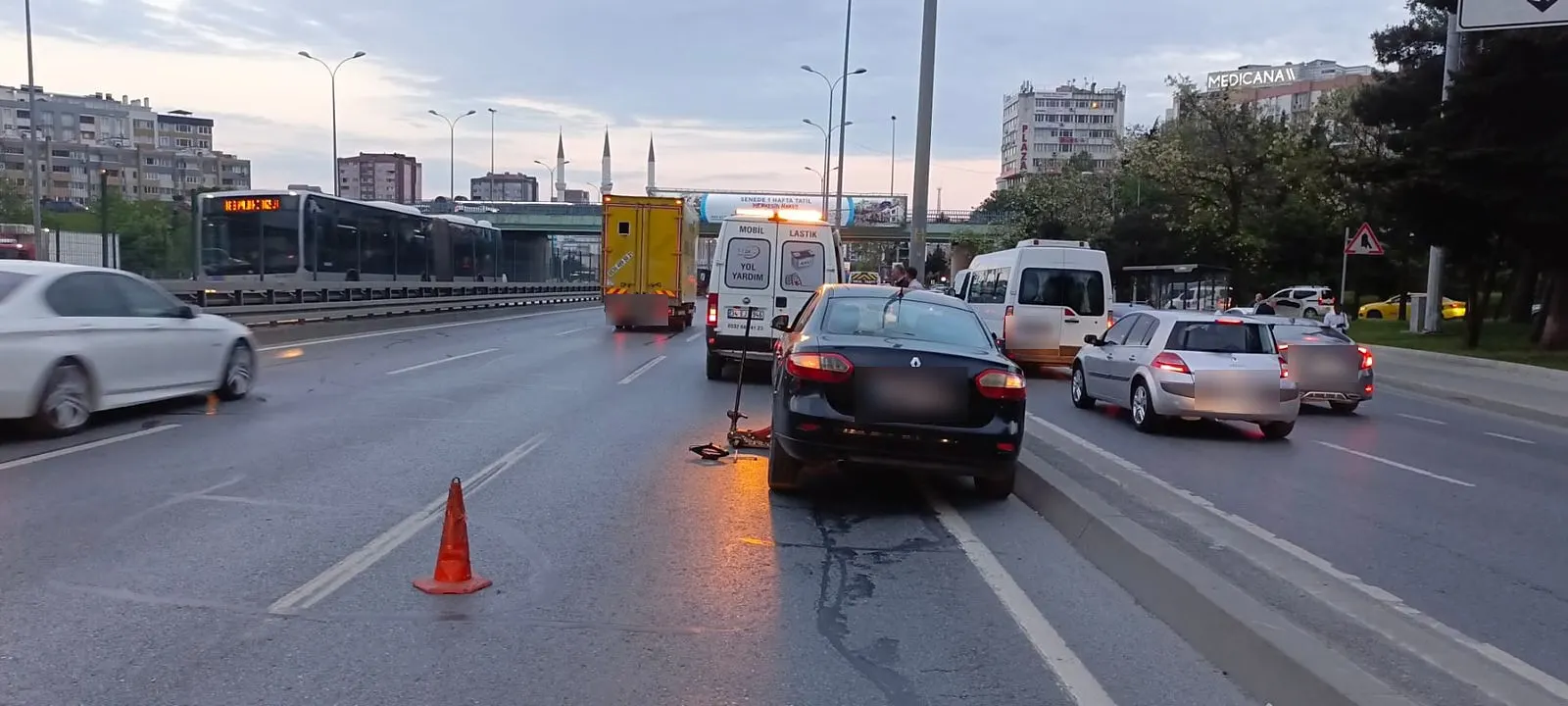 E-5 üzerinde dubayla işaretlenmiş arızalı otomobil ve Serander servis aracı