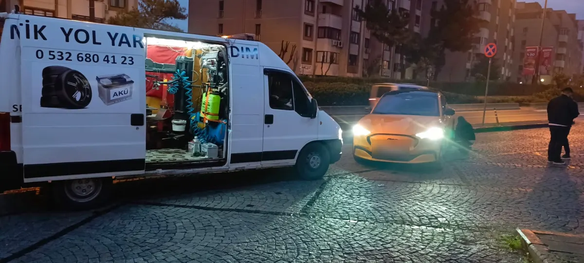 Yerinde lastik değişimi; yan kapağı açık Serander mobil lastik aracı