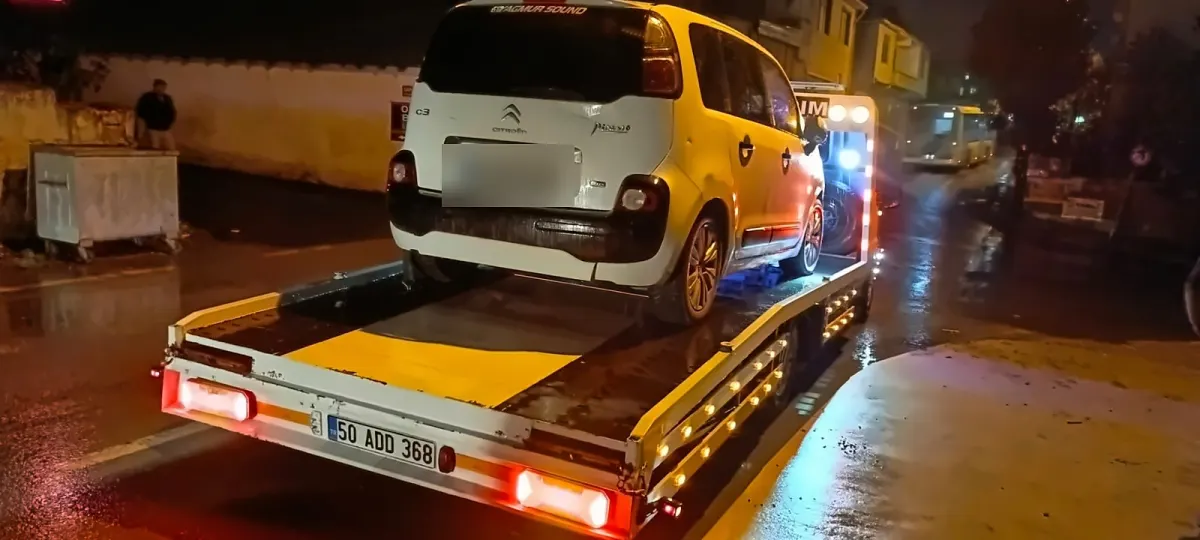 Serander çekicisine yüklenmiş otomobil
