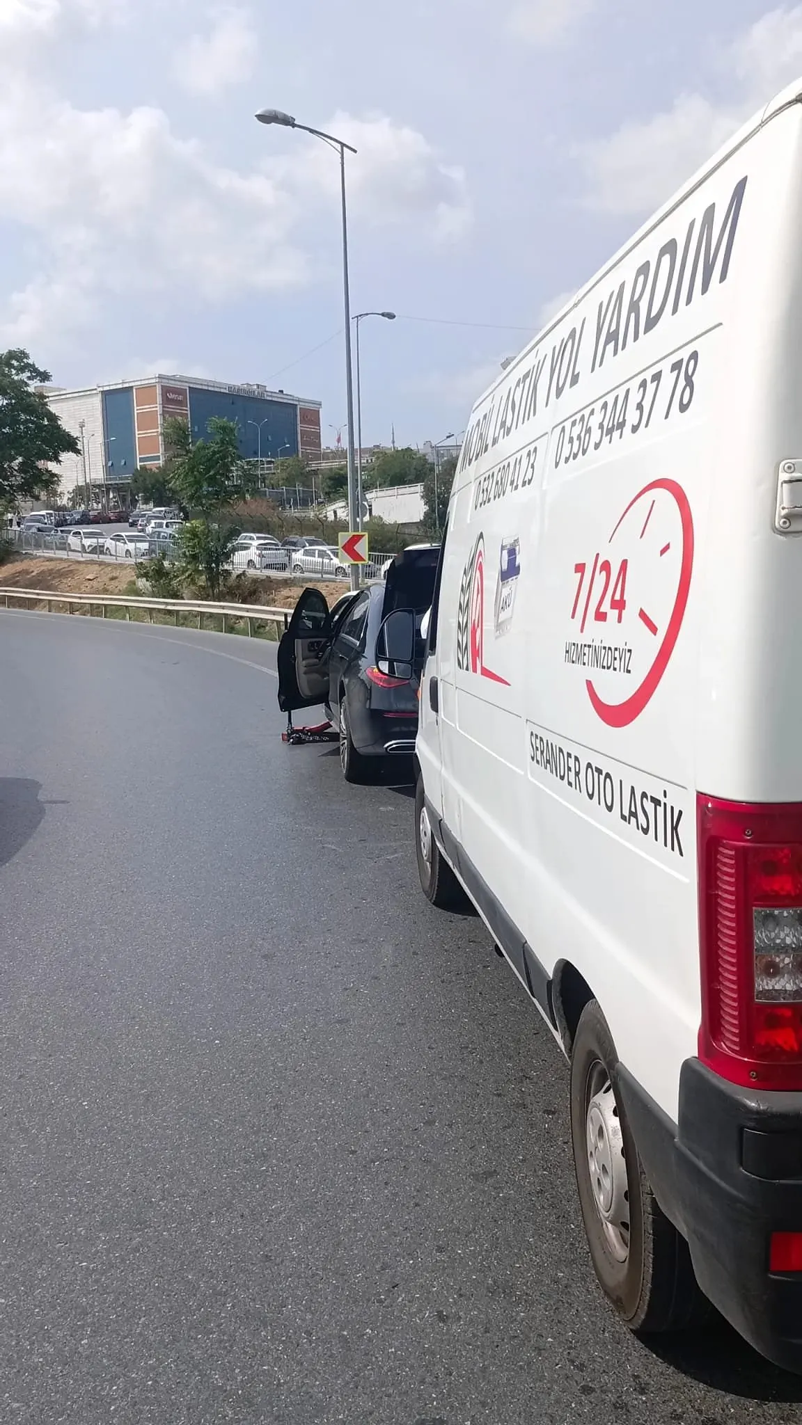 Serander servis aracı yol kenarında, yanında yardım edilen otomobil